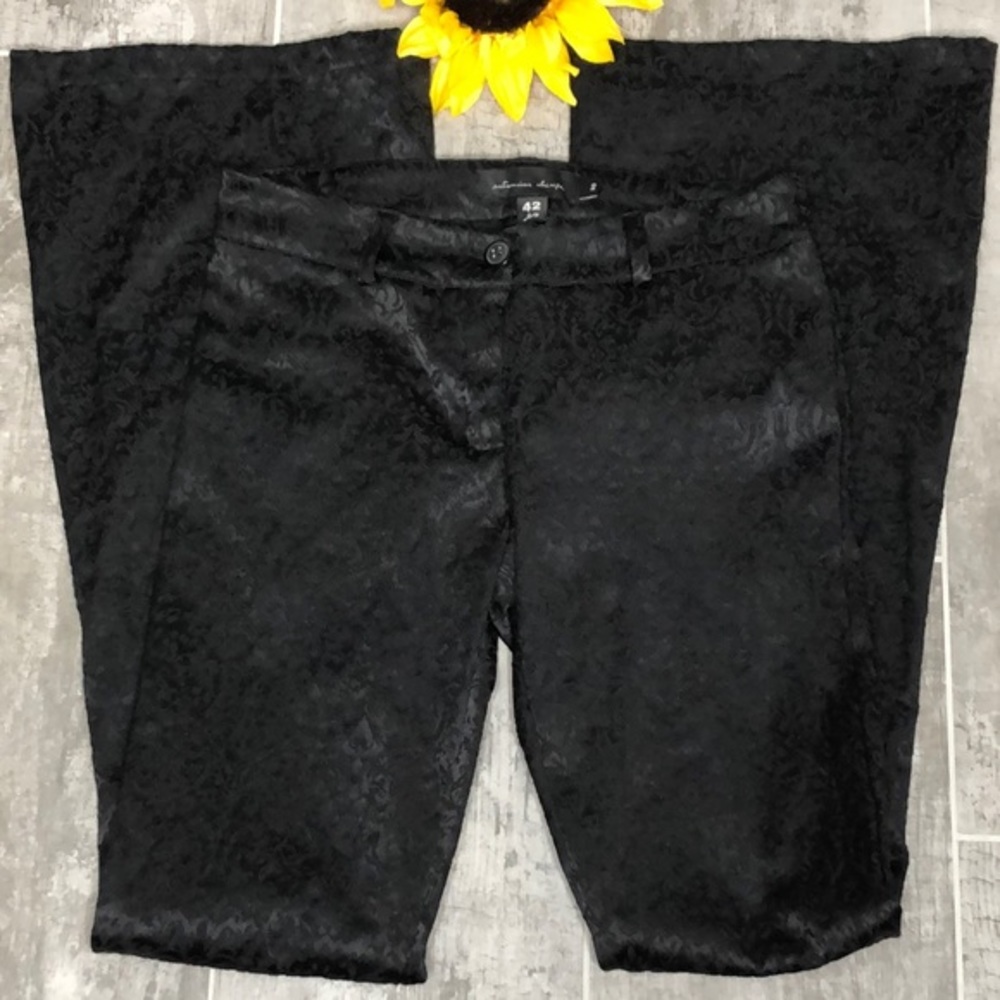 ESTANCIOS CHIRIPO Embossed Black Flared Bottom Pants